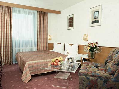 Discount hotels in Munich - a room of munich hotel montree